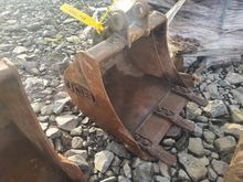 Image of Bucket - 480mm Wide | 30mm Pins | 100mm Ears | 120mm Centres