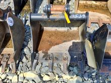 Image of 24" Bucket 35mm Pins 165mm Centres