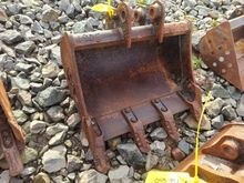 Image of Bucket - 600mm Wide | 30mm Pins | 100mm Ears | 120mm Centres