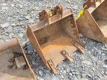 Image of Bucket 18" Wide 25mm Pin 95mm Ears 90mm Centres