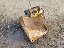 Image of Stickland Bucket - Width 445mm | Pins 40mm | Ears 140mm | Centres 180mm