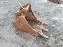 Image of Strickland Bucket - Width 16inch | Pins 30mm | Ears 165mm | Centres 230mm