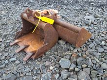 Image of 2x Buckets Width 440mm |Pins 25mm | Ears 110mm | Centres 100m & Grading Bucket Width 760mm | Pins 25mm | Ears 110mm | Centres 100mm