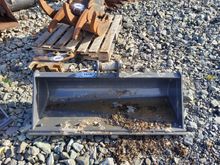 Image of Bucket 4ft Wide, 35mm Pins, 105mm Ears & 135mm Centres