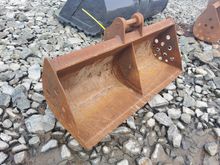 Image of Bucket 90cm Wide, 25mm Pins, 95mm Ears, 90mm Centres