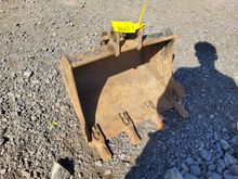 Image of Bucket Width 620mm | Pins 30mm |Ears 100mm | Centres 120mm