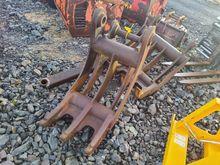 Image of Manual Grab for 13T Excavator - 65mm/70mm Pins | 570mm/380mm/260mm EARS