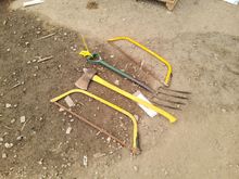 Image of 1x Axe, 1x Garden Fork, 2x Saws