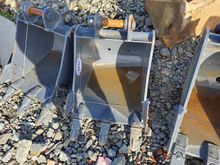 Image of Bucket 450mm Wide, 35mm Pins, 110mm Ears & 135mm Centres