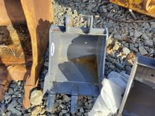 Image of Bucket 450mm Wide, 35mm Pins, 110mm Ears & 135mm Centres