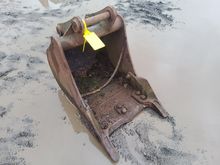 Image of Strickland Bucket - Width 18inch | Pins 30mm | Ears 160mm | Centres 235mm