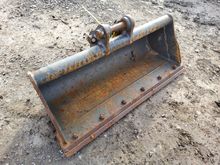 Image of Grading Bucket - Width 900mm | Pins 30mm | Ears 90mm | Centres 90mm