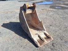 Image of Bucket - Width: 2ft | Pins: 65mm | Ears: 260mm | Centres: 385mm