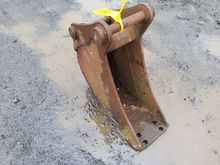 Image of Bucket - Width 8inch - Pins 30mm | Ears 160mm | Centres 225mm