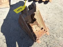 Image of Bucket - Width: 11in | Pins: 25mm | Ears: 100mm | Centres: 120mm