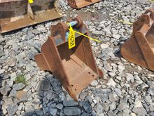 Image of Bucket 1ft Wide, 25mm Pins, 95mm Ears, 90mm Centres