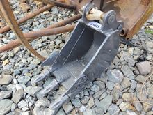 Image of Bucket 1ft Wide, 35mm Pins, 115mm Ears & 140mm Centres