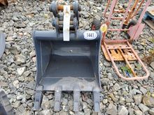Image of 23" Bucket & Manual Quick Hitch