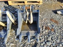 Image of Bucket 450mm Wide, 35mm Pins, 110mm Ears & 135mm Centres