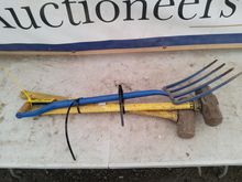 Image of 2x Sledge Hammer, 1x Garden Fork
