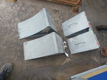 Image of 6 x wheel chocks (4 big, 2 small). L/R Wing. for L