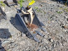 Image of Bucket 18in Wide, 35mm Pins, 110mm Ears, 135mm Centres