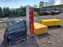 Image of Pallet Of Chairs & 3x Lockers
