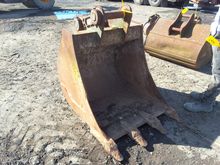 Image of Bucket - Width: 3ft | Pins: 65mm | Ears: 260mm | Centres: 365mm