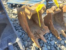 Image of 1FT Bucket 40mm Pins 200mm Ears 380mm Centres