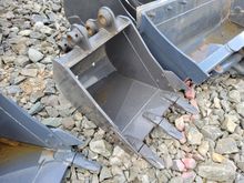 Image of Bucket 450mm Wide, 35mm Pins, 110mm Ears & 135mm Centres