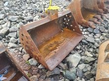 Image of Bucket - 700mm Wide | 25mm Pins | 100mm Ears | 85mm Centres